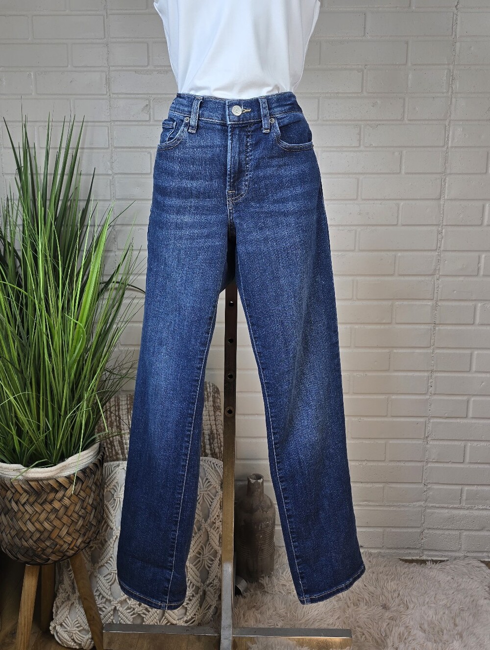 Lucky Brand Mid Rise Straight Leg Jeans size 8R Medium Wash Blue